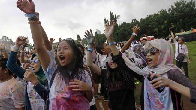 Ratusan muda-mudi mengikuti Festival Holi Color di Jakarta, Minggu (15/2/2015). Festival ini digelar sebagai bagian dari perayaan Hari Valentine (Suara.com/Kurniawan Mas'ud).