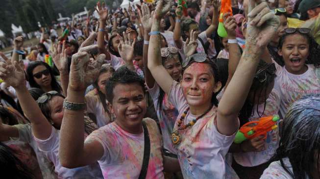 Ratusan muda-mudi mengikuti Festival Holi Color di Jakarta, Minggu (15/2/2015). Festival ini digelar sebagai bagian dari perayaan Hari Valentine (Suara.com/Kurniawan Mas'ud).