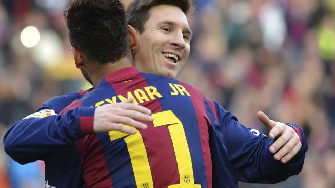 Pemain Barcelona Lionel Messi (belakang) rayakan golnya bersama Neymar (16/2) [Reuters/Gustau Nacarino]