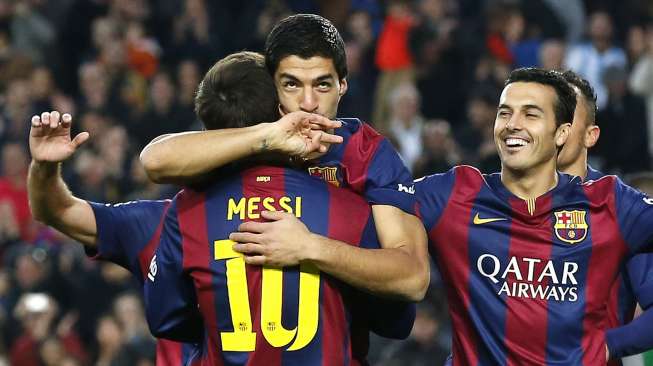 Pemain Barcelona rayakan gol Luis Suarez (16/2) [Reuters/Gustau Nacarino]