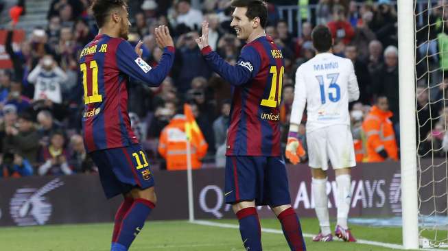 Reaksi Lionel Messi (kanan) usai mencetak hattrick ke gawang Levante (16/2) [Reuters/Gustau Nacarino]