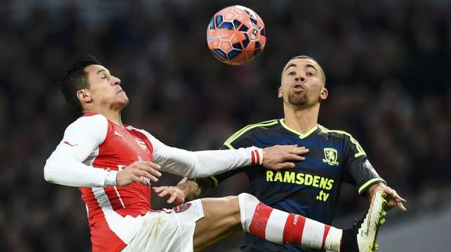  Pemain Arsenal Alexis Sanchez (kiri) berebut bola dengan pemain Middlesbrough Ryan Fredericks di Emirates Stadium. REUTERS/Dylan Martinez 