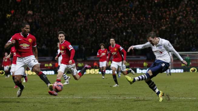 Pemain Preston North End Scott Laird mencetak gol ke gawang MU (17/2) [Reuters/Phil Noble]