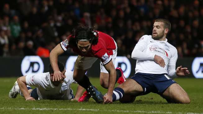 Dua pemain Preston menghentikan laju pemain MU Radamel Falcao (tengah) (17/2) [Reuters/Phil Noble]