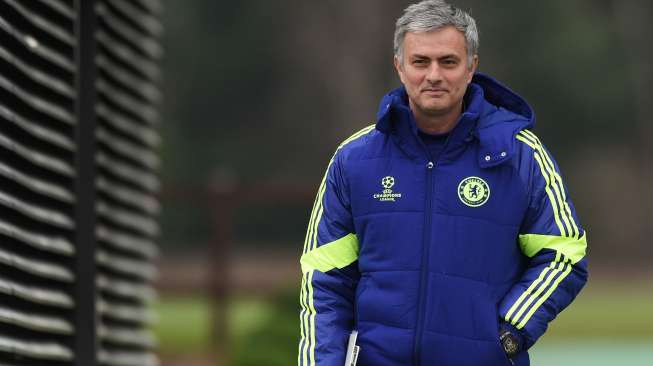 Manajer Chelsea Jose Mourinho saat menghadiri sesi latihan timnya . [Reuters/Tony O'Brien]