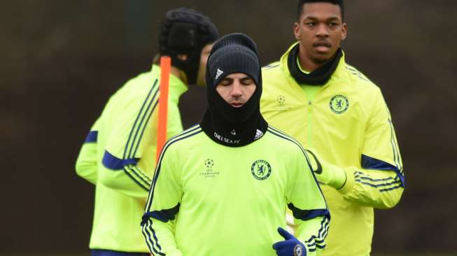 Gelandang Chelsea Cesc Fabregas memakai tutup kepala dan leher saat melakukan sesi latihan sebelum berangkat ke Paris. Reuters / Tony O'Brien Livepic