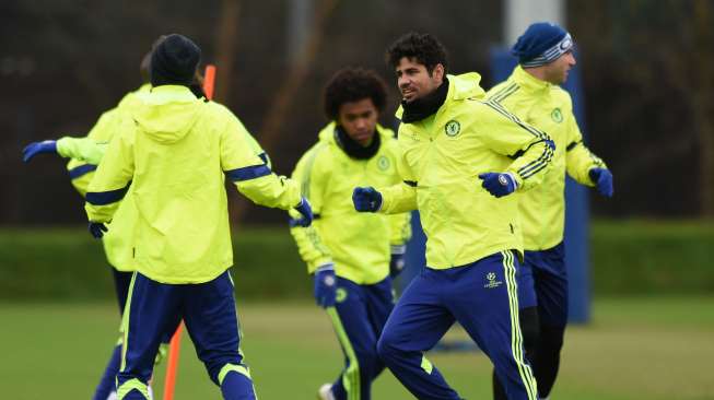 Striker Chelsea Diego Costa sedang melakukan latihan bersama para pemain Chelsea lainnya sebelum mereka menghadapi Paris St Germain. Reuters / Tony O'Brien Livepic.