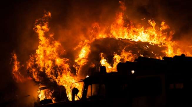 Polisi Bakar Seorang Warga Hidup-hidup Hingga Tewas