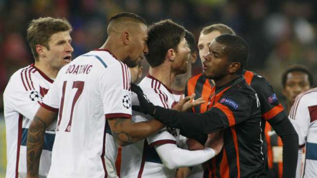 Pemain Bayern Munich Jerome Boateng (kedua kiri) adu mulut dengan pemain Shakhtar Donetsk Fernando (kanan) di Lviv, (17/2). REUTERS/Valentyn Ogirenko.