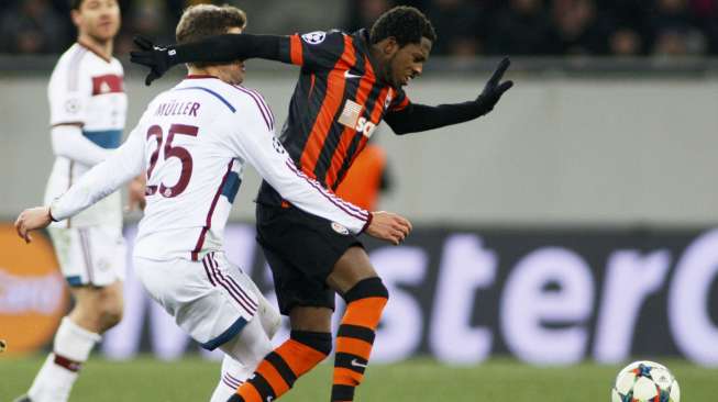 Pemain Shakhtar Donetsk Fred (kanan)berebut bola dengan pemain Bayern Munich Thomas Mueller di  Lviv. REUTERS/Valentyn Ogirenko