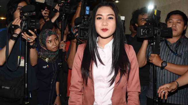 Pelantun lagu Sakitnya Tuh Disini menemui anggota DPR dari dapil Papua untuk meminta maaf .