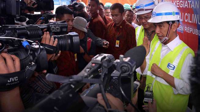 Presiden Jokowi juga meninjau pompa air di Waduk Kamal, Penjaringan Jakarta Barat.