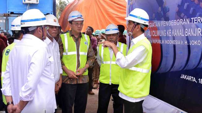 Jokowi Tinjau  Kali Ciliwung