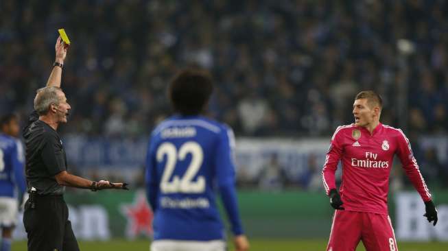 Pemain Madrid Toni Kroos (kanan) diganjar kartu kuning (19/2) [Reuters/Wolfgang Rattay]