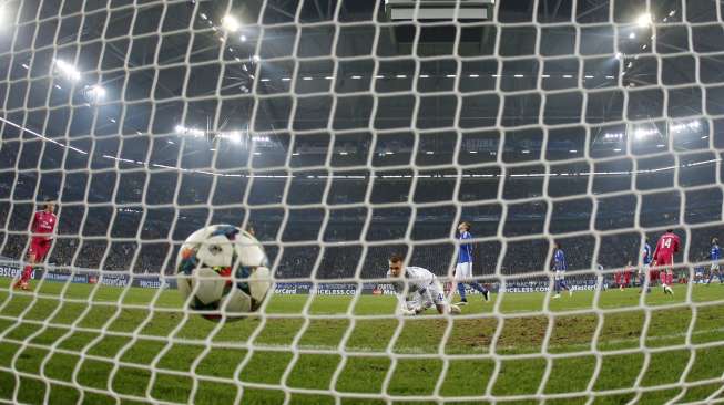 Penjagawa gawang Schalke Timon Wellenreuther gagal menyelamatkan gawangnya dari sepakan Marcelo (19/2) [Reuters/Ina Fassbender]