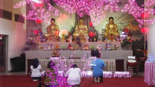 Rayakan Imlek, Warga Berdoa di Vihara