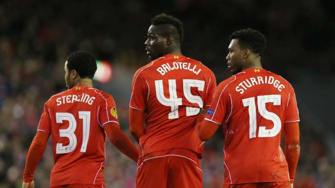 Tiga pemain Liverpool Raheem Sterling, Mario Balotelli dan Daniel Sturridge membuat pagar hidup saat menghadapi Besiktas di Anfield. Reuters / Lee Smith Livepic