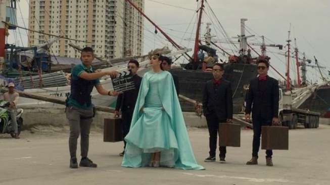 Syahrini Bergaya 'Tak Tok Tak Tok Manja'