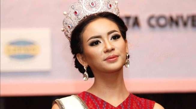 Jumpa pers Yayasan Puteri Indonesia, bersama Miss Universe 2014 Paulina Vega dan Puteri Indonesia 2014 Elvira Devinamira, jelang final Puteri Indonesia 2015 di Jakarta, Jumat (20/2/2015) malam. [Suara.com/Kurniawan Mas'ud]