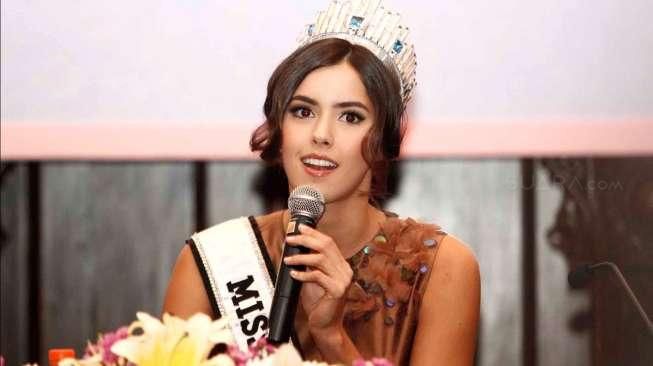 Jumpa pers Yayasan Puteri Indonesia, bersama Miss Universe 2014 Paulina Vega dan Puteri Indonesia 2014 Elvira Devinamira, jelang final Puteri Indonesia 2015 di Jakarta, Jumat (20/2/2015) malam. [Suara.com/Kurniawan Mas'ud]