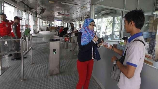 Ahok Janjikan Bangun Ribuan Halte Trans Feeder