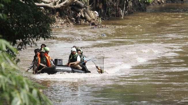 Pembersihan Sampah di Kali Ciliwung