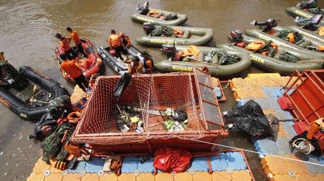 Pembersihan Sampah di Kali Ciliwung