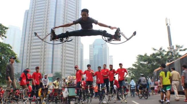 Ini Bukan Akrobat, Tapi "Jumping Stilts"