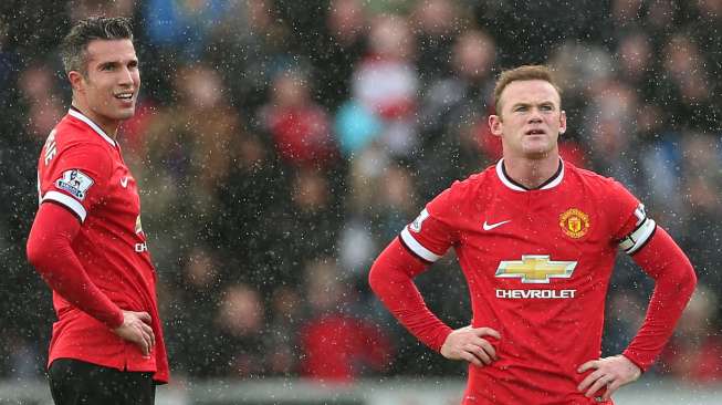 Dua pemain depan Manchester United Robin van Persie dan Wayne Rooney tampak kecewa setelah Swansea cetak gol keduanya. Reuters / Matthew Childs Livepic