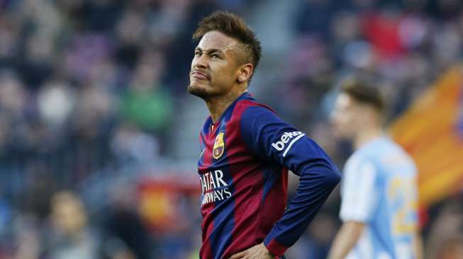 Pemain Barcelona Neymar juga tampak kecewa setelah mereka dikalahkan oleh Malaga di Camp Nou (21/2). REUTERS/Albert Gea