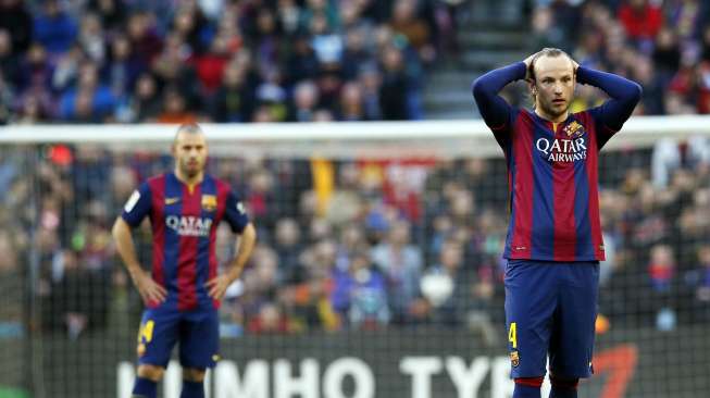 Begini reaksi pemain Barcelona Ivan Rakitic setelah skuatnya dikalahkan Malaga di Camp Nou (21/2). REUTERS/Albert Gea