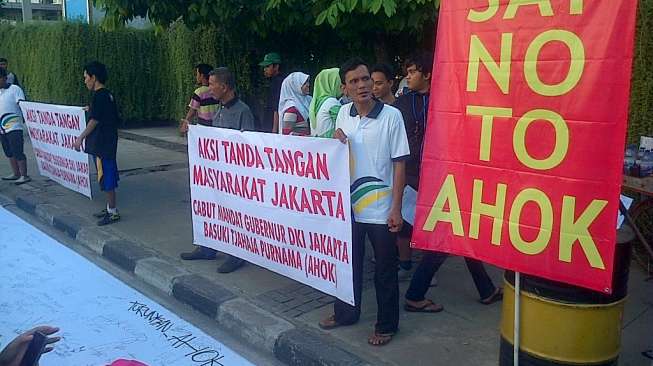 Di Bundaran HI Muncul Poster-poster "Say No To Ahok"