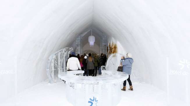 Hotel de Glace, hotel berinterior serba es yang memiliki suhu minus 4 derajat Celsius. (Reuters/Mathieu Belanger)