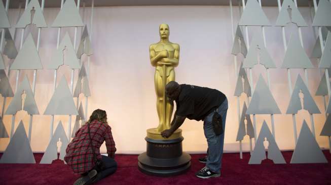 Persiapan di Dolby Theater, Los Angeles, California, jelang digelarnya Academy Awards ke-87, (21/2). (Reuters/Robert Galbraith)