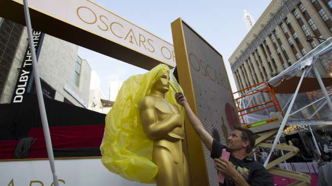 Persiapan di Dolby Theater, Los Angeles, California, jelang digelarnya Academy Awards ke-87, (21/2). (Reuters/Robert Galbraith)