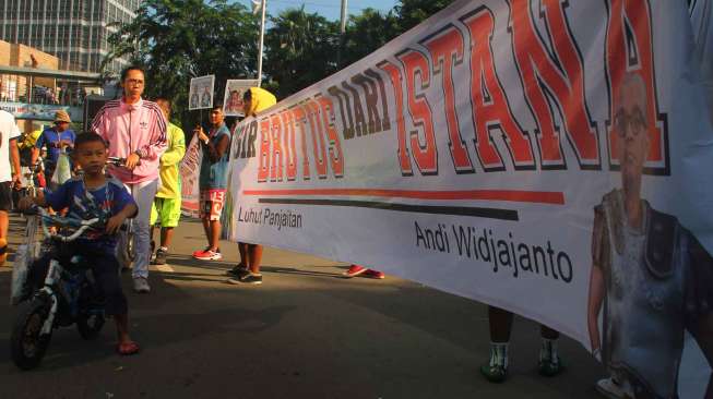 Sekelompok aktivis yang menamakan dirinya Relawan Jokowi Usir Brutus Istana menggelar aksi di sekitar Bundaran Hotel Indonesia (HI), di Jakarta, (22/2). (Suara.com/Oke Atmaja)