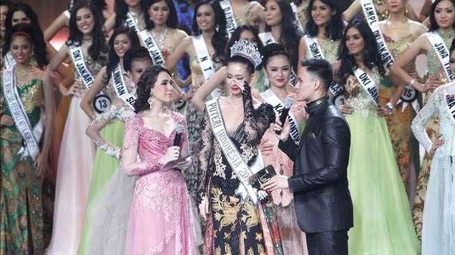 Puteri Indonesia 2014, Elvira Devinamira, saat tampil di acara Malam Puncak Puteri Indonesia 2015, di Hall Jakarta Convention Centre (JCC), Jakarta, Jumat (20/2/2015). [Suara.com/Kurniawan Mas'ud]