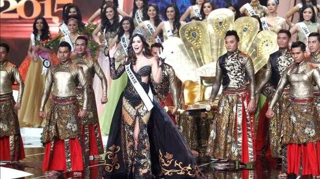 Miss Universe 2014, Paulina Vega, tampil cantik dengan busana khusus, saat menghadiri Malam Puncak Puteri Indonesia 2015, di Jakarta Convention Center (JCC), Jakarta, Jumat (20/2/2015). [Suara.com/Kurniawan Mas'ud]