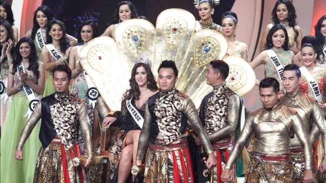 Miss Universe 2014, Paulina Vega, tampil cantik dengan busana khusus, saat menghadiri Malam Puncak Puteri Indonesia 2015, di Jakarta Convention Center (JCC), Jakarta, Jumat (20/2/2015). [Suara.com/Kurniawan Mas'ud]