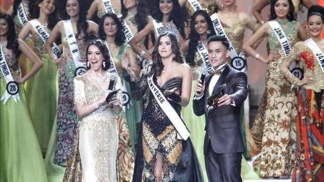 Miss Universe 2014, Paulina Vega, tampil cantik dengan busana khusus, saat menghadiri Malam Puncak Puteri Indonesia 2015, di Jakarta Convention Center (JCC), Jakarta, Jumat (20/2/2015). [Suara.com/Kurniawan Mas'ud]