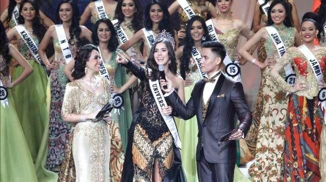 Miss Universe 2014, Paulina Vega, tampil cantik dengan busana khusus, saat menghadiri Malam Puncak Puteri Indonesia 2015, di Jakarta Convention Center (JCC), Jakarta, Jumat (20/2/2015). [Suara.com/Kurniawan Mas'ud]