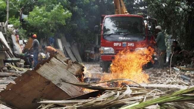 Pemprov DKI Jakarta menertibkan puluhan bangunan di ruas jalan Subur sepanjang 1,2 kilometer.