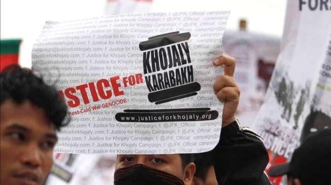 Puluhan massa Pemuda Organisasi Kerjasama Islam melakukan aksi solidaritas di Bunderan Hotel Indonesia (HI) Jakarta, Senin (23/2/2015), mengecam agresi Armenia atas Khojaly di Azerbaijan. [Suara.com/Kurniawan Mas'ud]