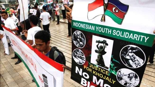 Puluhan massa Pemuda Organisasi Kerjasama Islam melakukan aksi solidaritas di Bunderan Hotel Indonesia (HI) Jakarta, Senin (23/2/2015), mengecam agresi Armenia atas Khojaly di Azerbaijan. [Suara.com/Kurniawan Mas'ud]