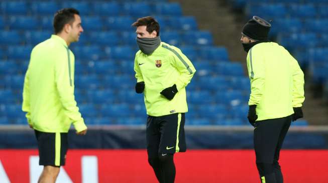 Lionel Messi dan kawan - kawan saat melakoni sesi latihan di Etihad Stadium, Manchester (23/2). Reuters/Carl Recine Livepic