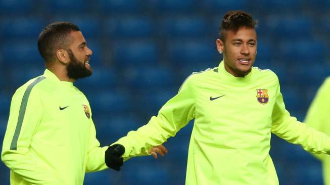 Dua pemain Barcelona Dani Alves dan Neymar melakukan sesi latihan di Etihad Stadium, Manchester, (23/2). Reuters / Carl Recine Livepic