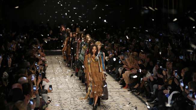 Burberry Angkat Tema Tahun 70an untuk Koleksi Barunya