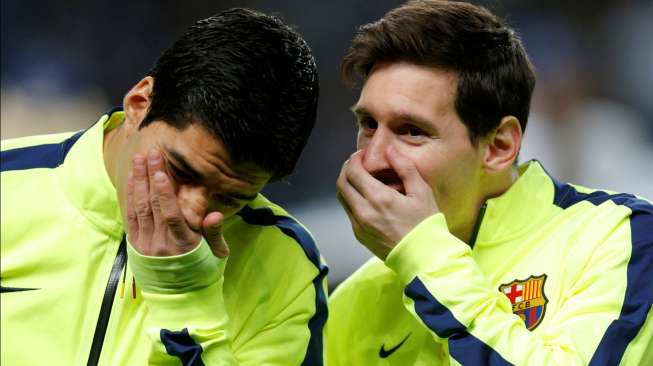 Luis Suarez dan Lionel Messi sebelum 'kick off' pertandingan Manchester City vs Barcelona, di Stadion Etihad, Manchester, Selasa (24/2/2015). [Reuters/AI/Jason Cairnduff]