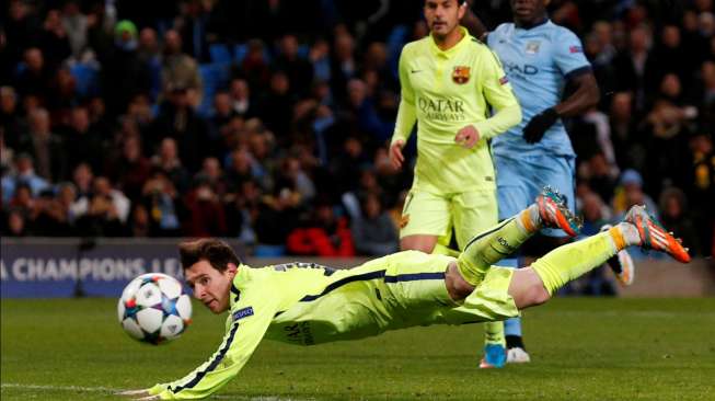 Pemain Barcelona, Lionel Messi, saat gagal mencetak gol dari eksekusi penalti ke gawang Manchester City, di Stadion Etihad, Manchester, Selasa (24/2/2015). [Reuters/AI/Jason Cairnduff]