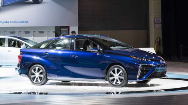 Toyota Mirai, mobil bertenaga sel bahan bakar yang menggunakan Hidrogen sebagai sumber energi (Shutterstock).